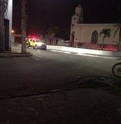 Morador de rua é assassinado no Centro de Arapiraca; corpo foi encontrado na porta de igreja