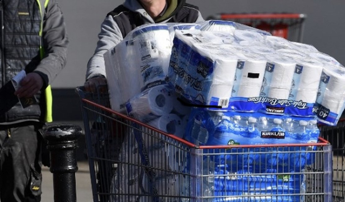 Coronavírus: Especialistas tentam explicar corrida ao papel higiênico em supermercados