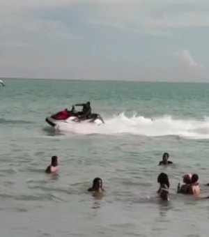 Motorista de moto aquática é flagrado fazendo manobras perigosas próximo a banhistas