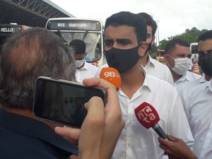 JHC visita terminal do Benedito Bentes no primeiro dia da nova tarifa de ônibus em Maceió