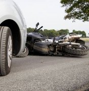 Condutor perde controle de motocicleta e colide com carro em Porto Calvo