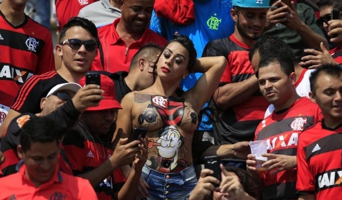 Torcedora do Flamengo vai seminua para jogo e com camisa pintada no corpo