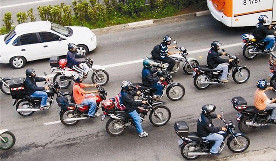 Projeto que obriga a fixação do número da placa da moto em capacete é aprovado