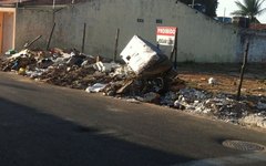 Lixo colocado por moradores fica amontoado em calçada de terreno baldio