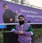 Jovem muçulmano usa outdoor para buscar pretendentes e fugir de casamento arranjado