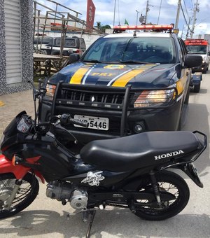 Mulher cai de moto e é presa após tentar fugir de abordagem da PRF na BR 316, em Pilar