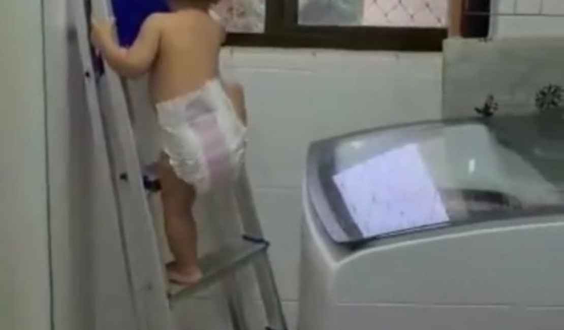 Vídeo de bebê que sobe escada e fica pendurado para ver a janela viraliza