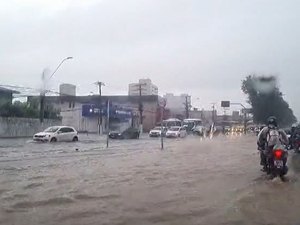 Chuva deixa estragos e pontos alagados em Maceió
