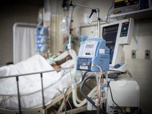 Sem vaga em hospital, médico cria UTI em casa para tratar mãe com Covid-19