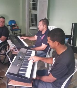 Projeto Sons do Silêncio ensina surdos a tocar instrumentos musicais