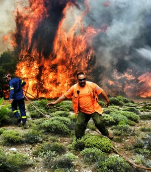 Sobe para 81 número de vítimas mortas por incêndio na Grécia