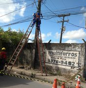 Funcionário de empresa de internet é eletrocutado e morre preso a poste de energia em Maceió