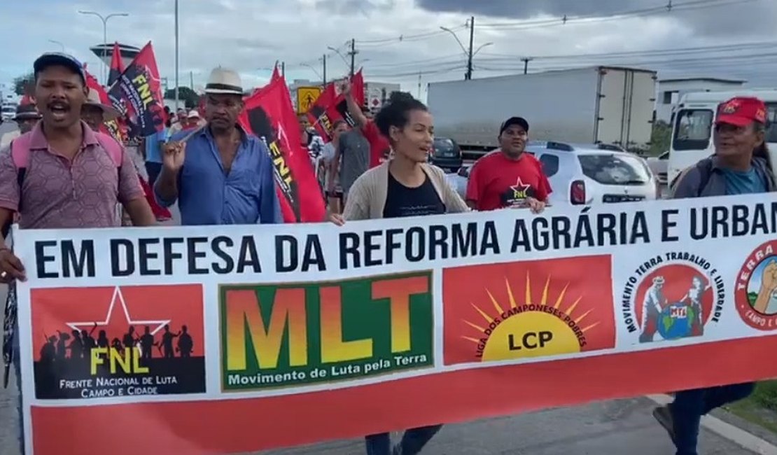 Marcha pela Reforma Urbana e Agrária reúne cerca de duas mil pessoas na Avenida Fernandes Lima