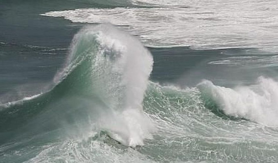 Marinha emite alerta de ressaca com ondas de até 2,5 metros em Alagoas
