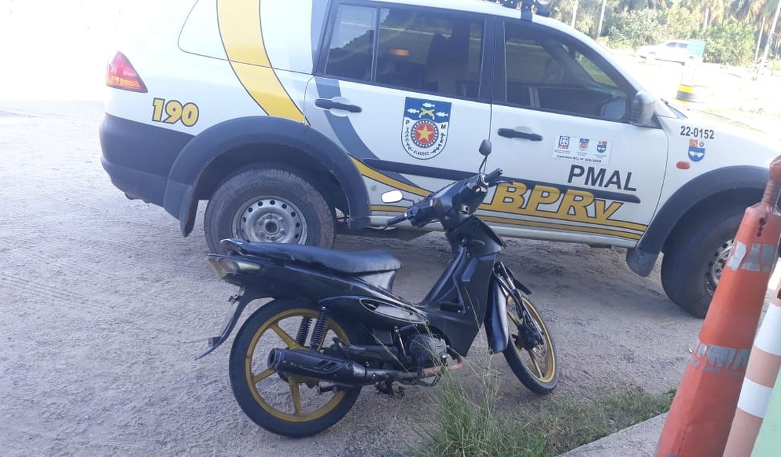 Após perseguição bandidos abandonam moto roubada em Arapiraca