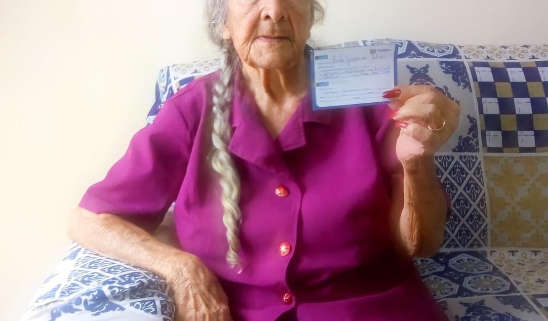 Mãe de jornalista Arapiraquense é  vacinada contra Covid-19, aos 92 anos
