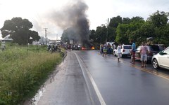 Manifestantes bloqueiam rodovia AL 101 Norte em Barra de Santo Antônio