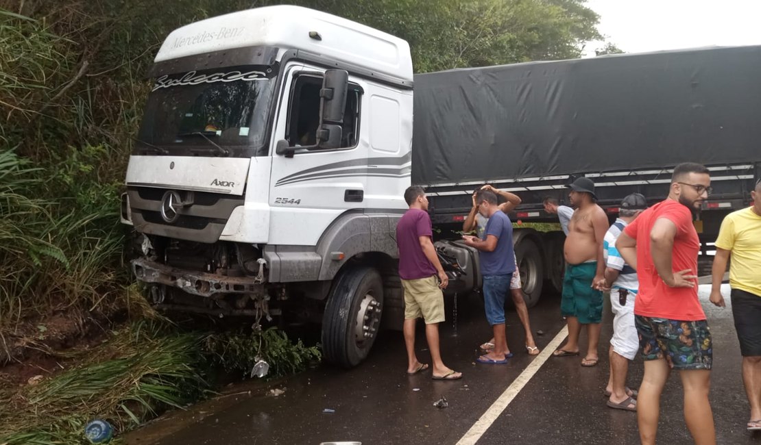[Vídeo] Pista molhada causa acidente envolvendo carreta na AL-110, em Taquarana