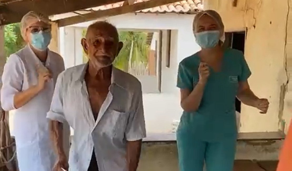 Agricultor de 89 anos comemora vacinação dançando 'Bum Bum Tam Tam' no Ceará