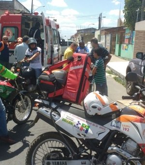 Colisão entre motocicletas deixa motociclista, mulher e criança feridos