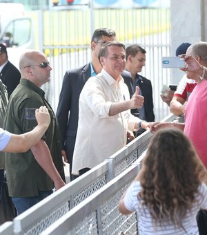 Bolsonaro volta a surpreender turistas na Praça dos Três Poderes
