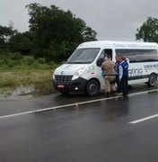 Procon Alagoas autua veículos de turismo por irregularidades na AL-101 Sul