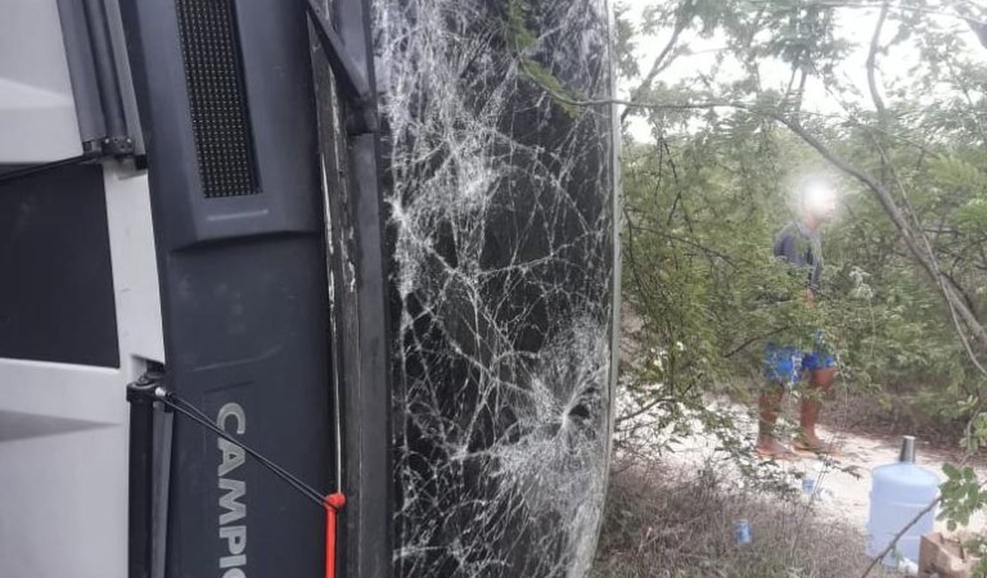 Ônibus com 40 passageiros tomba no Agreste de Pernambuco