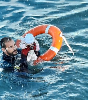 Guarda espanhol resgata bebê no mar; crianças estavam em grupo que tentou migrar para a Espanha