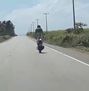 [Vídeo] Motociclista é flagrado fazendo manobras arriscadas no Litoral Sul