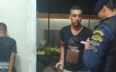 Homem e menor de idade são detidos com arma de fogo