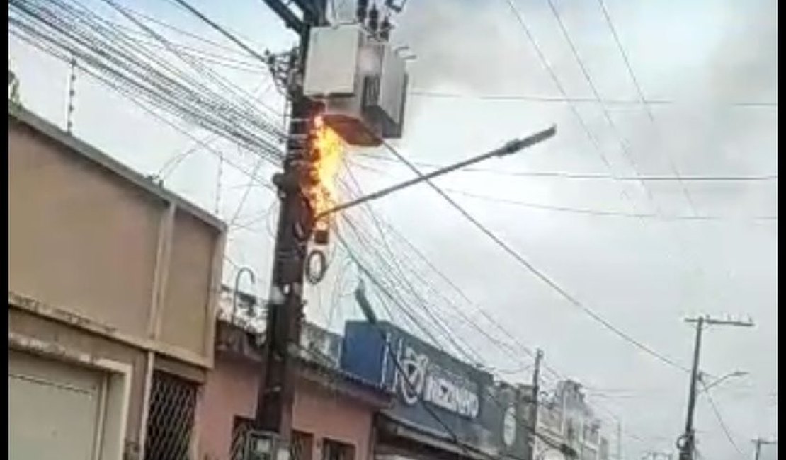 [Vídeo] Poste pega fogo e derruba fiação no Alto de Cruzeiro, em Arapiraca