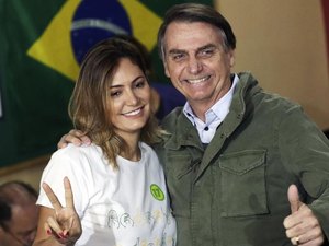 Bolsonaro diz que ex-assessor tinha dívida com ele e pagou à primeira-dama