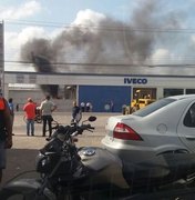 Caminhão pega fogo em estacionamento e princípio de incêndio assusta populares