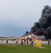 [Vídeo] Avião pega fogo ao fazer pouso de emergência na Rússia