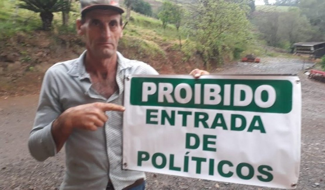 Agricultor instala placa contra entrada de políticos em propriedade de SC