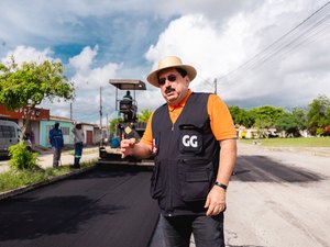 Prefeito Gilberto Gonçalves fiscaliza obra de pavimentação no Conjunto Jarbas Oiticica