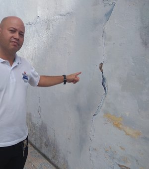 Prédio de delegacia no bairro do Pinheiro também sofre com rachaduras