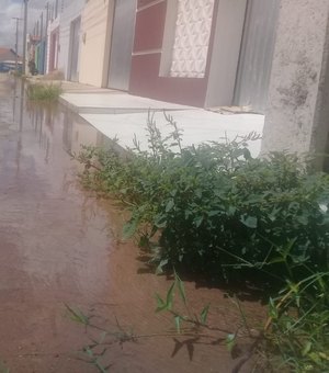 [Vídeo] Moradores denunciam que abastecimento em residencial pode ser prejudicado devido a vazamento de água 
