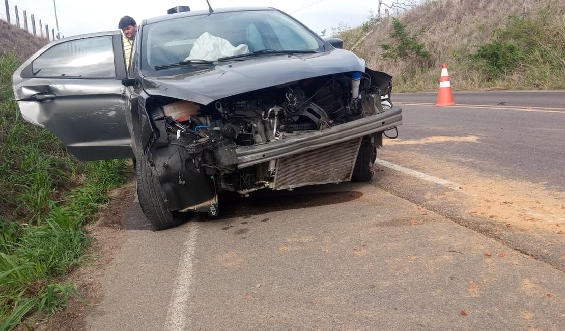 [Vídeo] Motorista perde direção de veículo e tomba na AL 220, em Limoeiro de Anadia