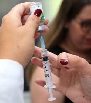 Sete em cada dez acreditam em alguma fake news sobre vacinação 