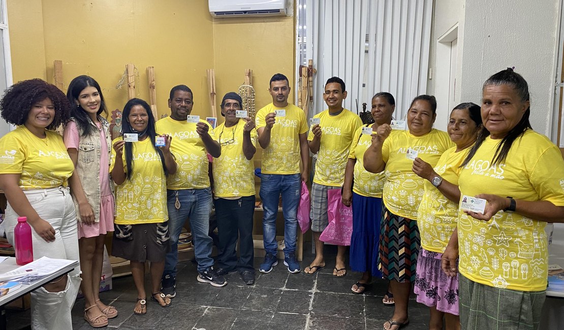 Programa Alagoas Feita à Mão entrega carteirinhas para artesãos de Porto Calvo