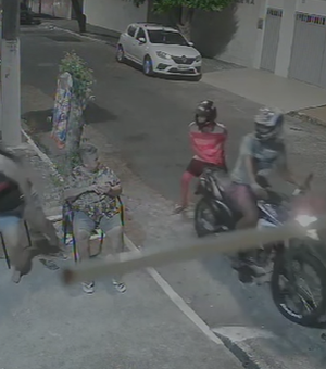 [Vídeo] Câmeras flagram assaltantes de moto agindo no bairro Farol