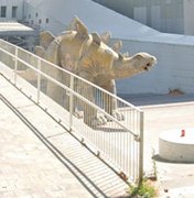 Homem morre após ficar preso em estátua de dinossauro na Espanha
