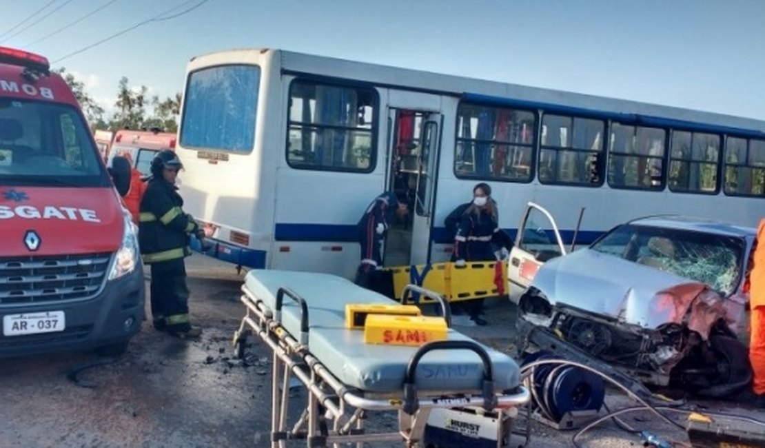 Acidente entre ônibus e táxi deixa feridos e um preso às ferragens no Litoral Sul