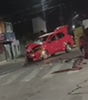 [Vídeo] Dois carros se envolvem em acidente em frente à UPA do Benedito Bentes