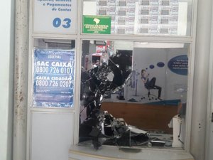 Homens armados assaltam lotérica, fazem duas pessoas reféns e roubam carro de PM