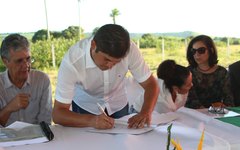 Prefeito David Pedrosa assina a documentação do Fortim Bass