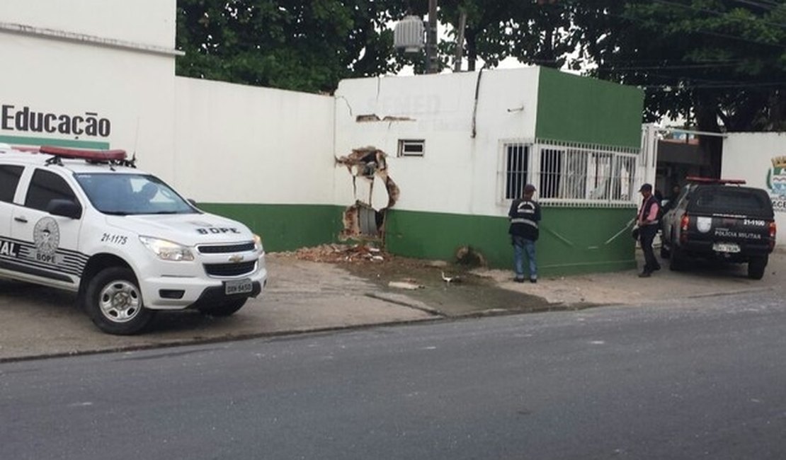 Bandidos explodem caixa eletrônico da Secretaria Municipal de Educação de Maceió
