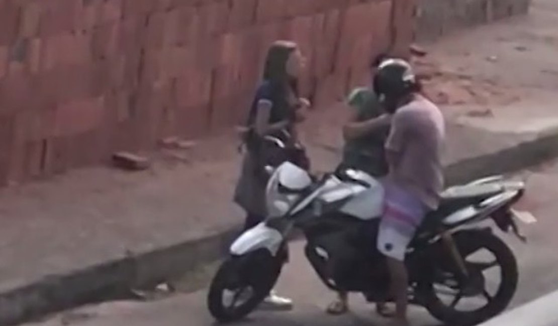 Homem em moto arranca aliança do dedo de mulher com a boca durante assalto 