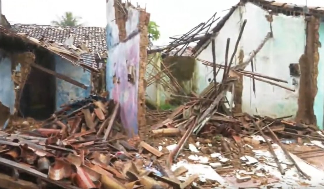 Após fortes chuvas, casas desabam na Chã de Bebedouro